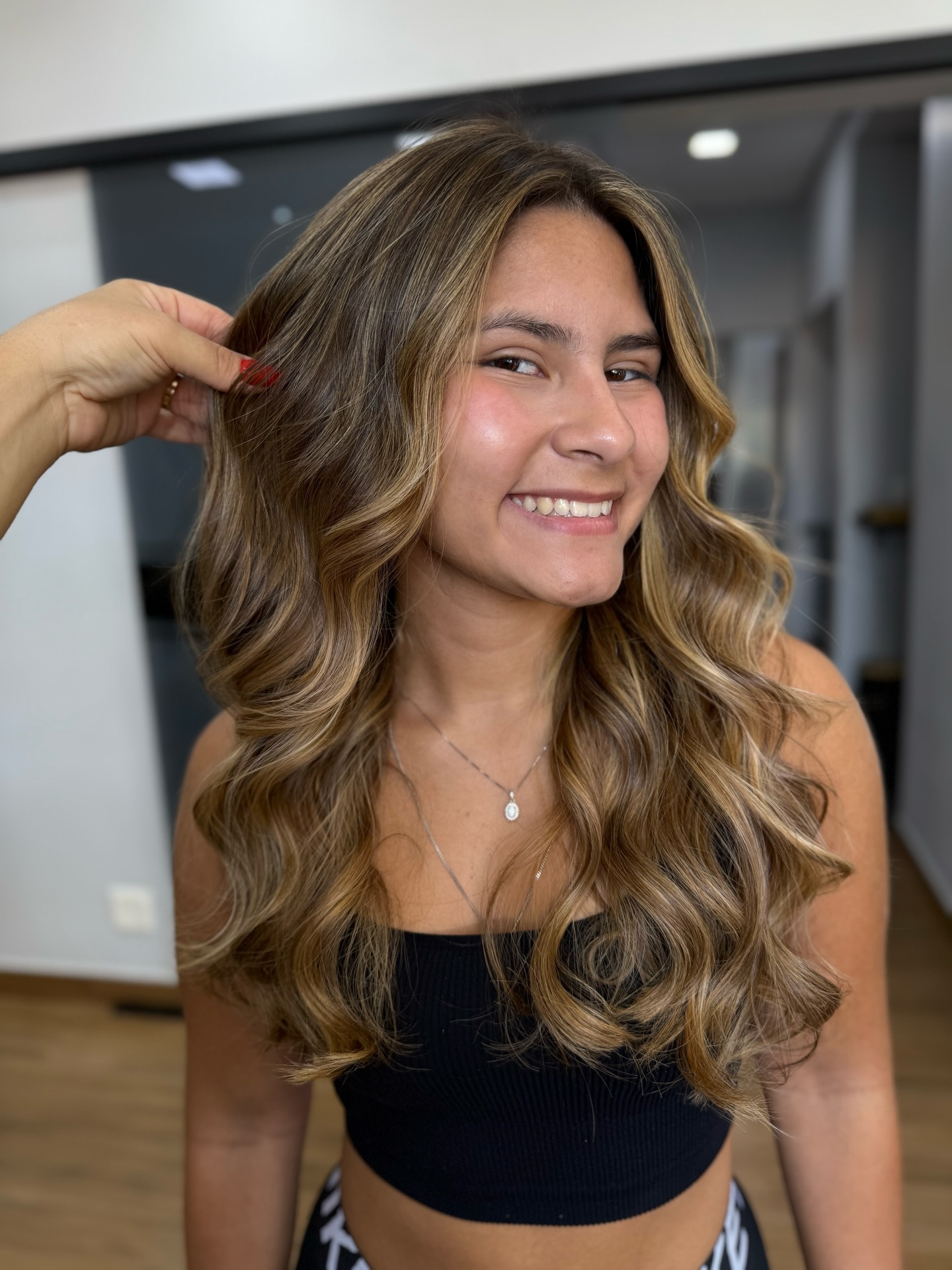 Antes e depois de coloração loiro no Studio Vitaly